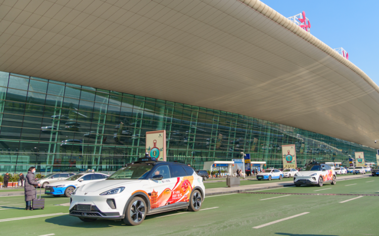 武汉机场自动驾驶汽车马力全开：多重惠民举措服务市民，点亮科技春运