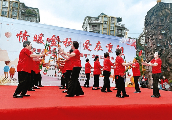 驷马社区举办庆祝重阳节文艺表演活动。开州区融媒体中心供图 华龙网发