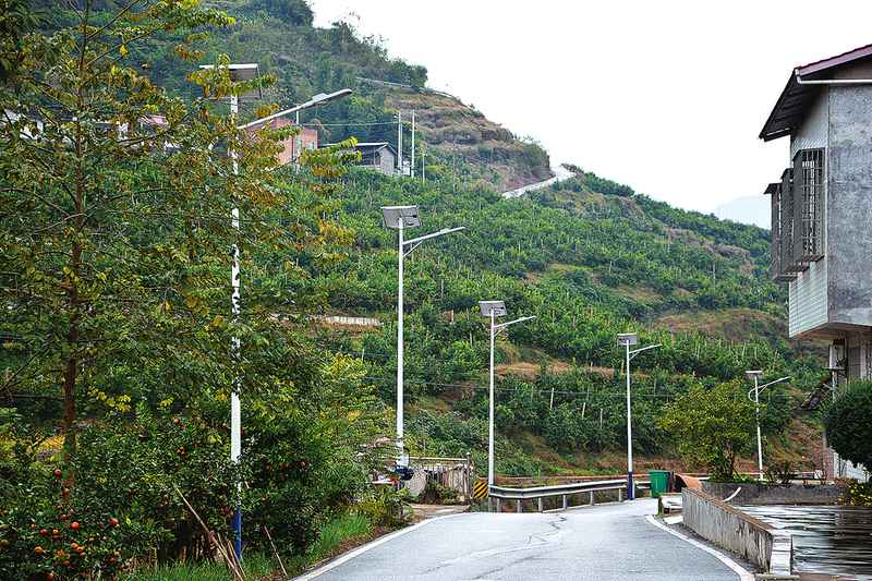 开州：路灯照亮小山村 山乡夜景美如画