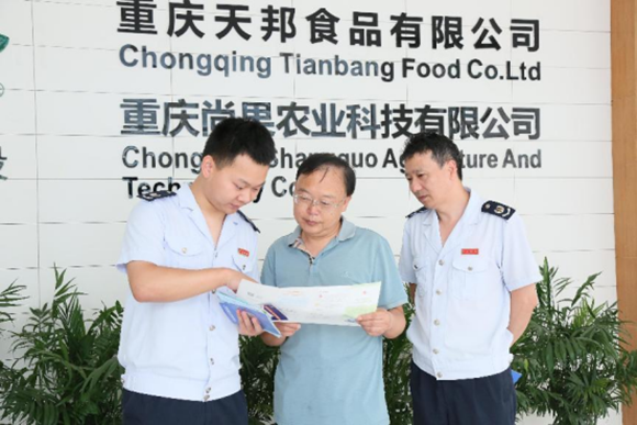 开州区税务人员走进重庆尚果农业科技有限公司,讲解涉农税收优惠政策。通讯员 谭锐 摄