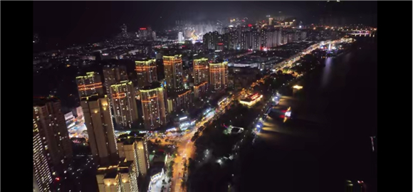 汉丰湖畔人影如织,灯火通明。开州宣传部供图 华龙网发
